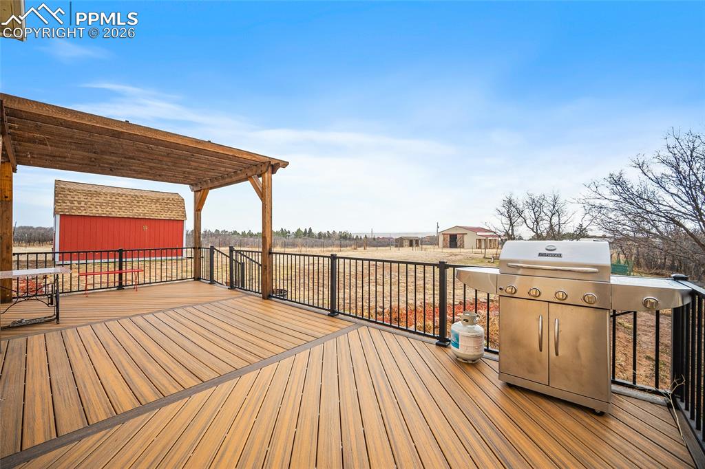 Image 22 of 50: Deck