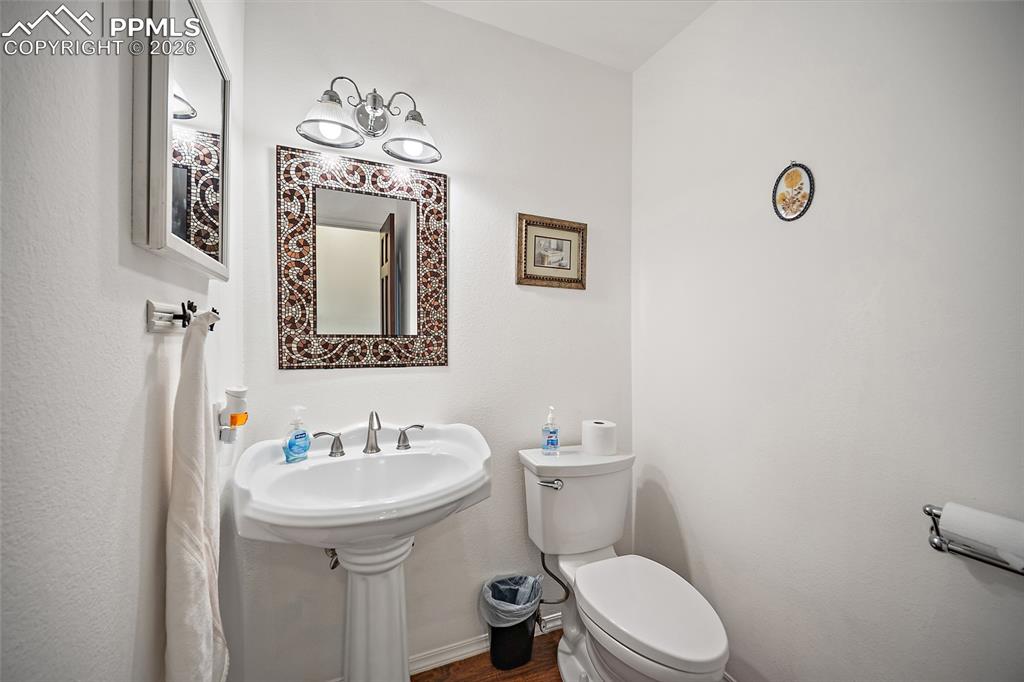 Image 24 of 50: Bathroom