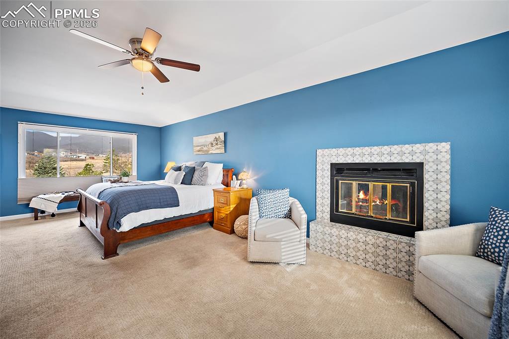 Image 25 of 50: Bedroom