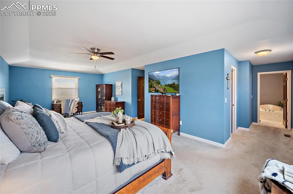 Image 26 of 50: Bedroom