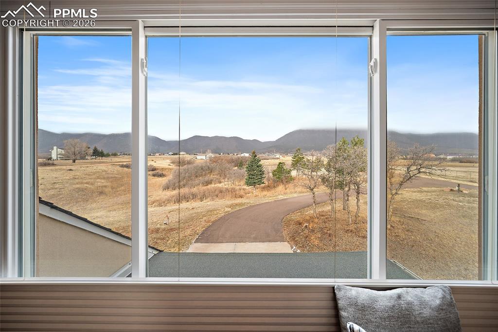 Image 27 of 50: Entry