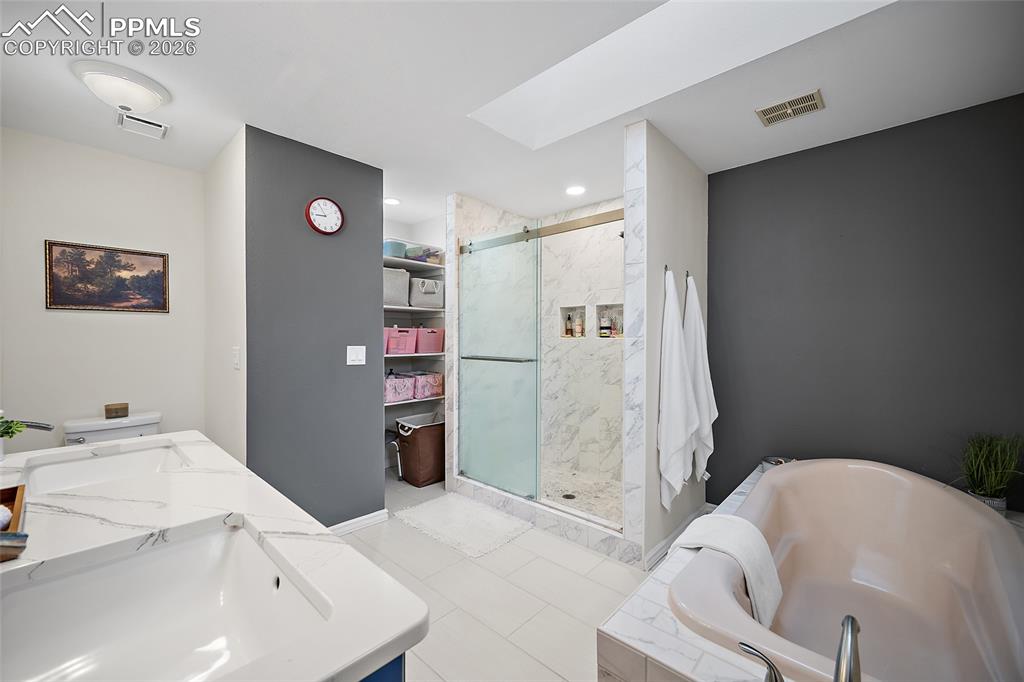 Image 28 of 50: Bathroom