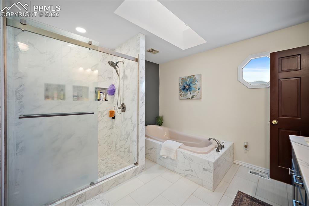 Image 29 of 50: Bathroom