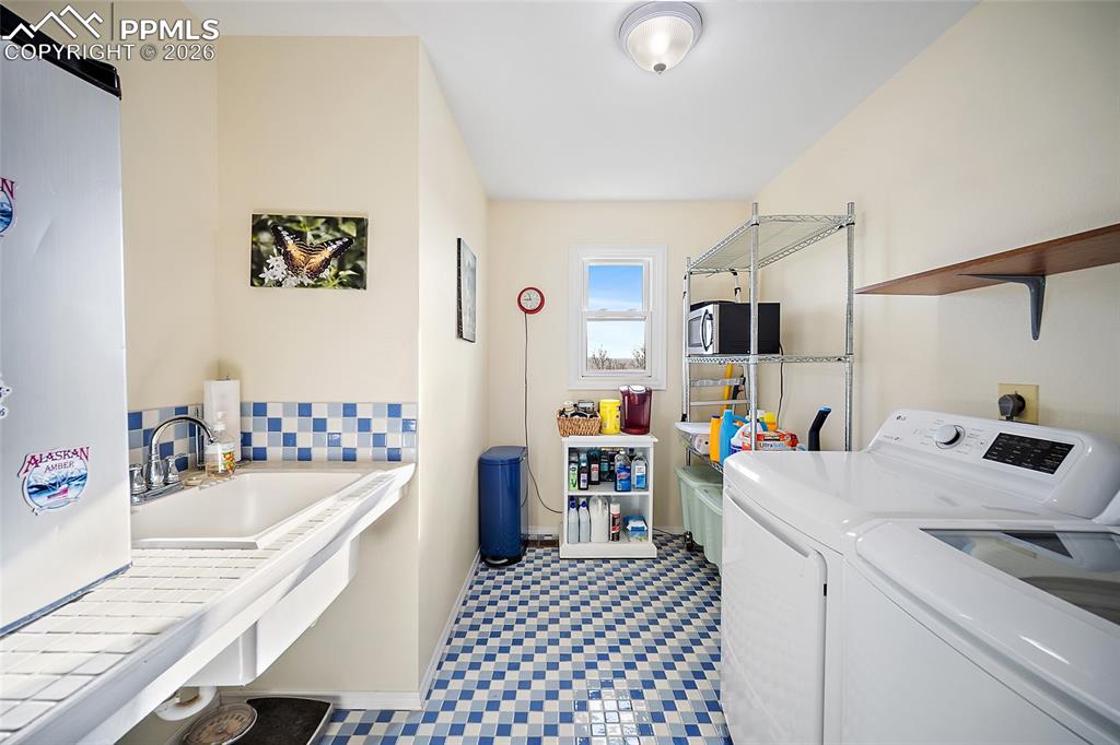 Image 31 of 50: Laundry