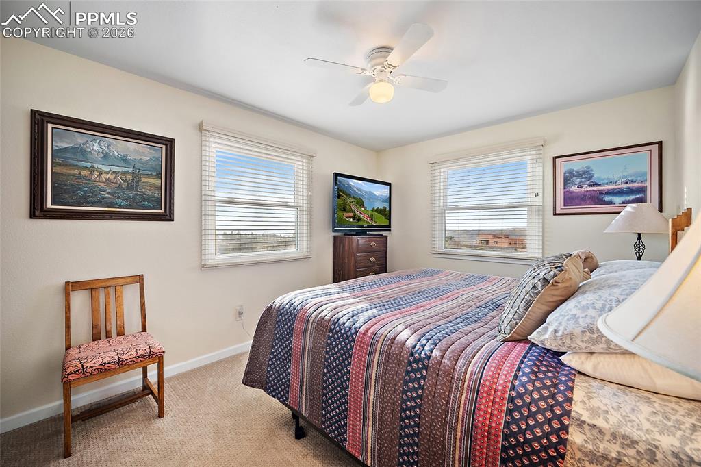 Image 32 of 50: Bedroom