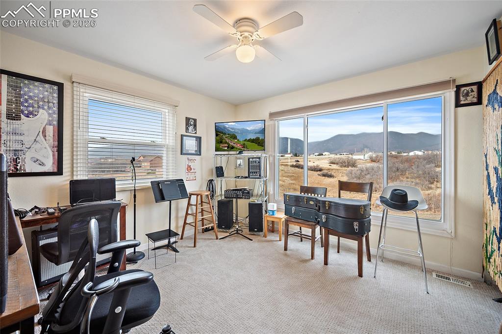 Image 33 of 50: Office