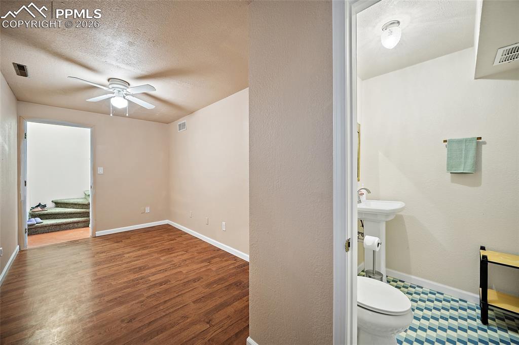 Image 34 of 50: Bedroom