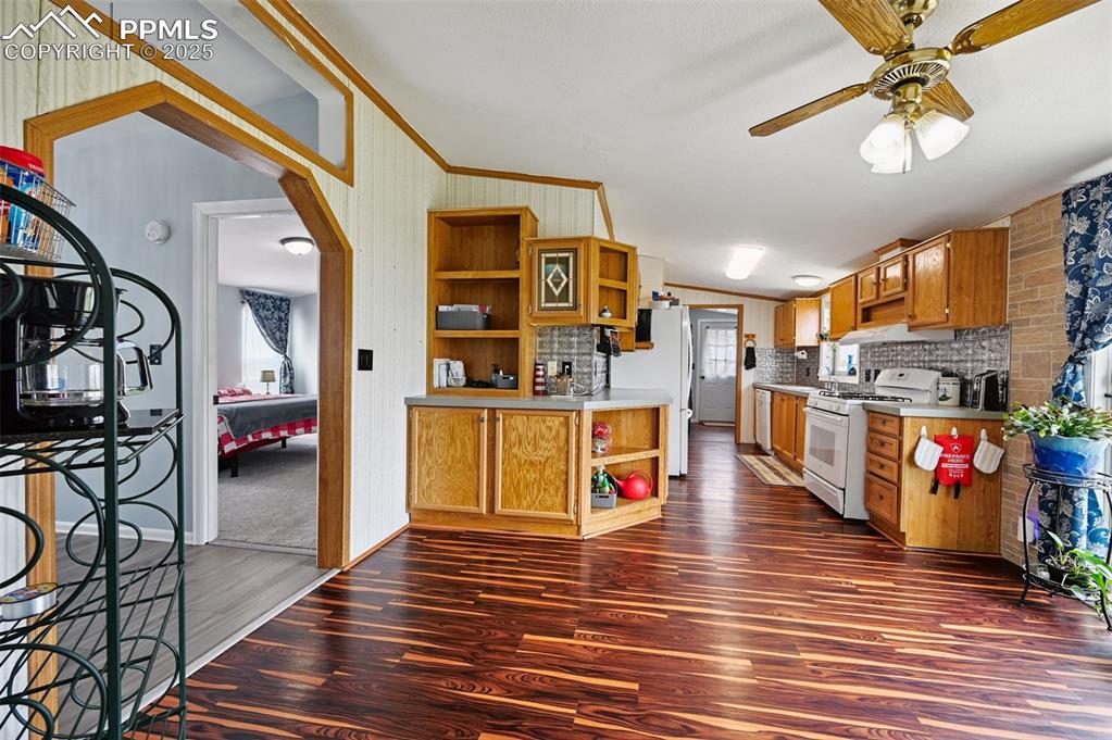 Image 13 of 48: Eating Nook