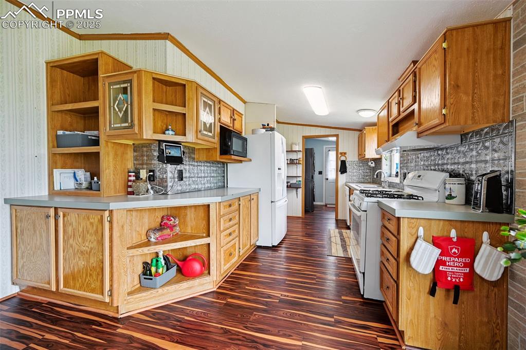 Image 15 of 48: Kitchen