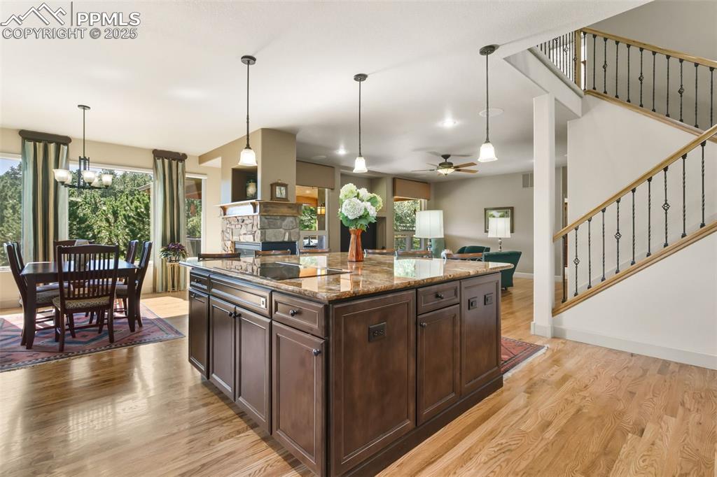 Image 10 of 50: Kitchen