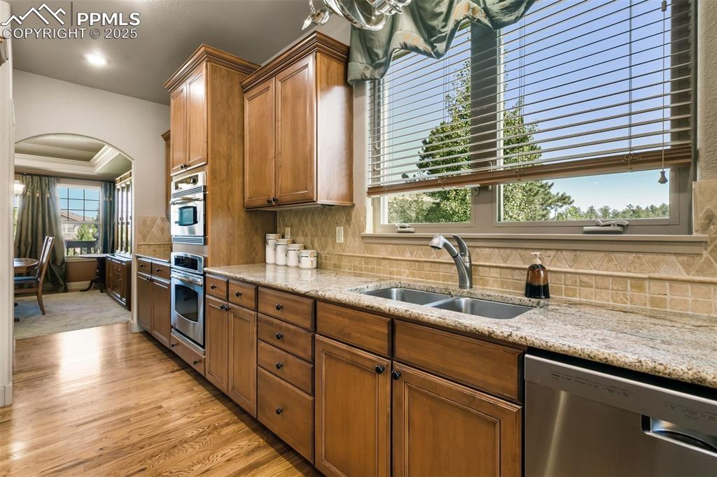 Image 12 of 50: Kitchen