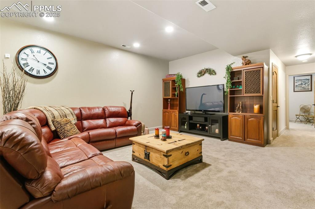 Image 33 of 50: Family Room