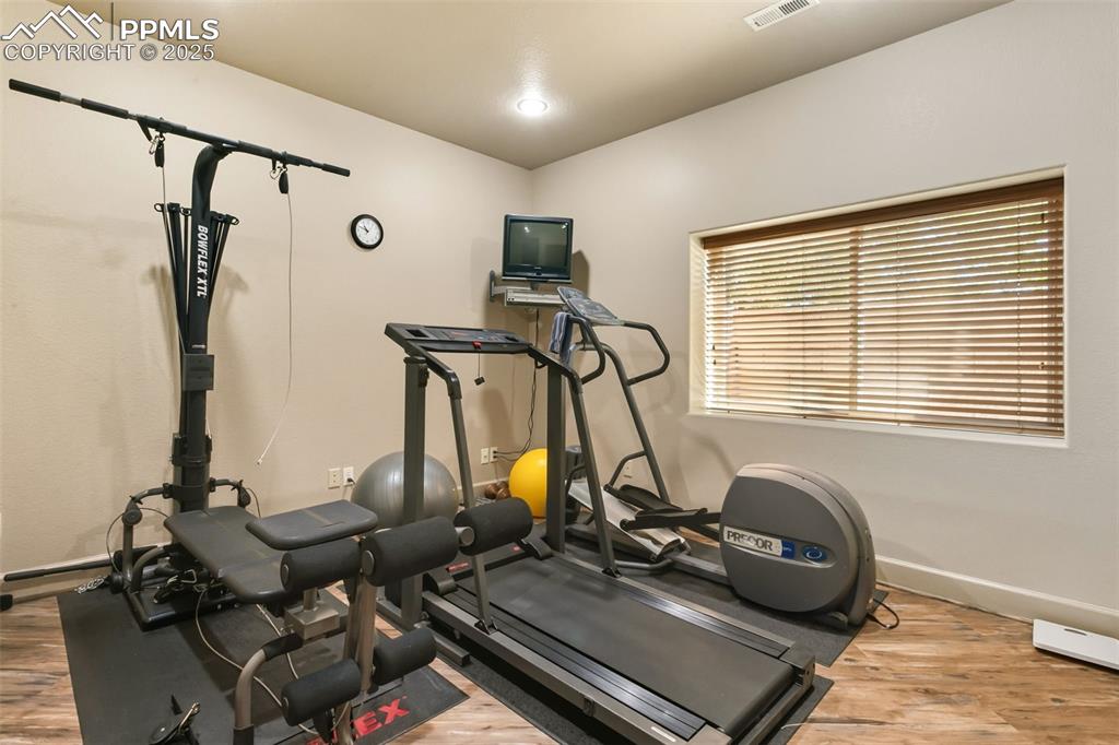 Image 40 of 50: 6th bedroom