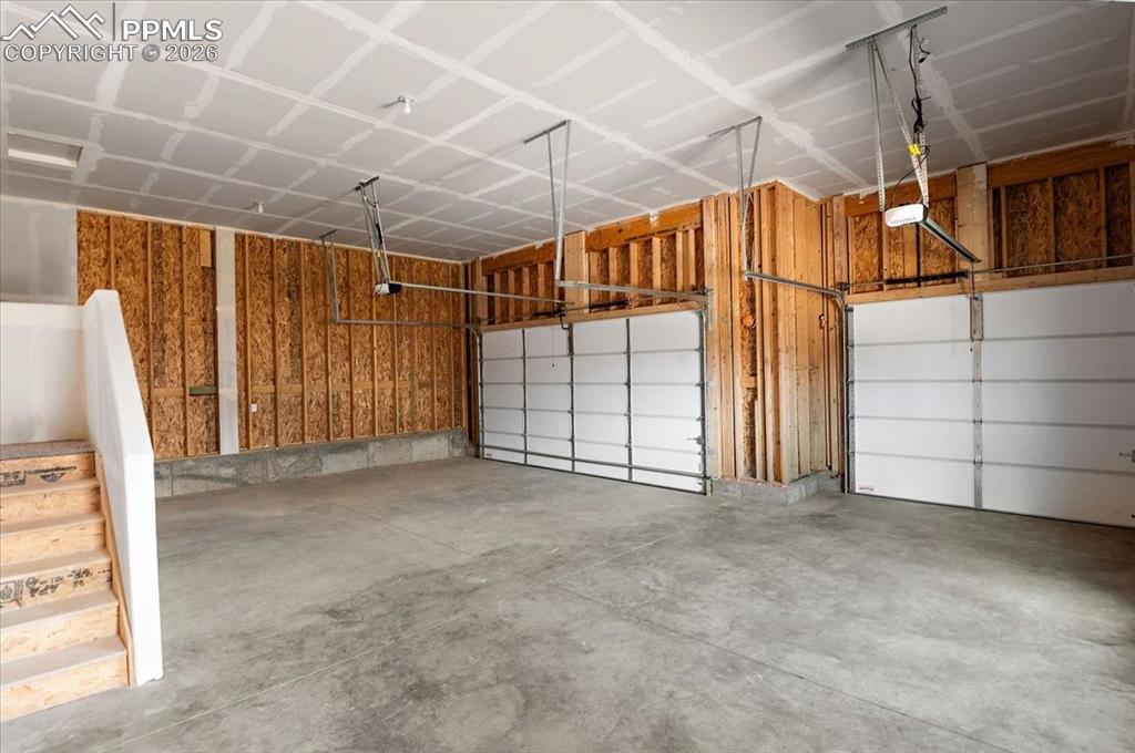 Image 34 of 40: View of garage