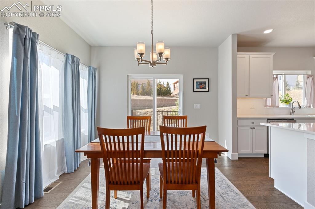 Image 14 of 30: Dining Area