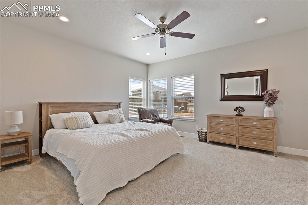 Image 16 of 30: Bedroom