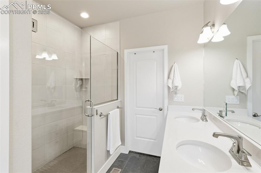 Image 19 of 30: Bathroom