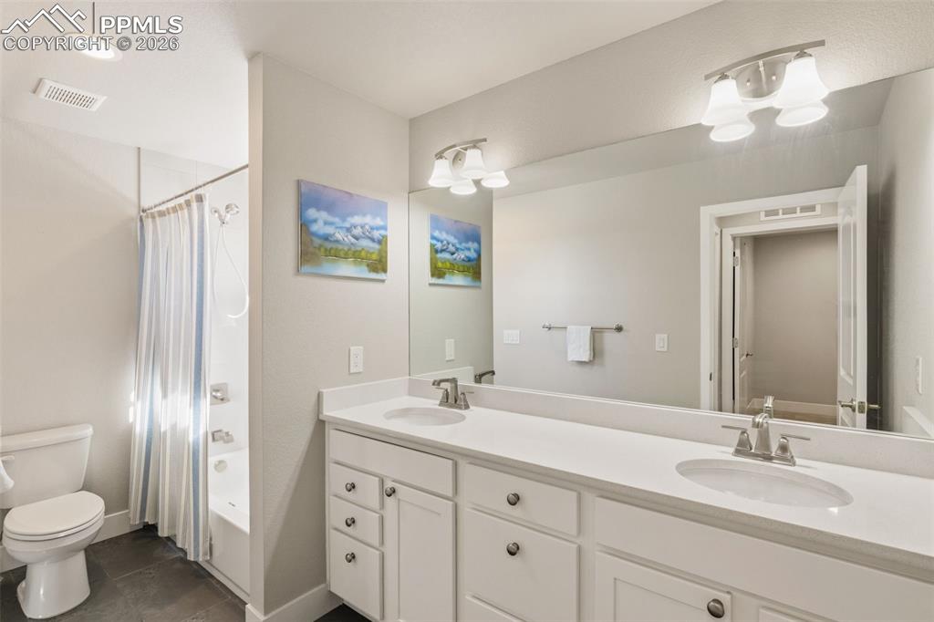 Image 23 of 30: Bathroom