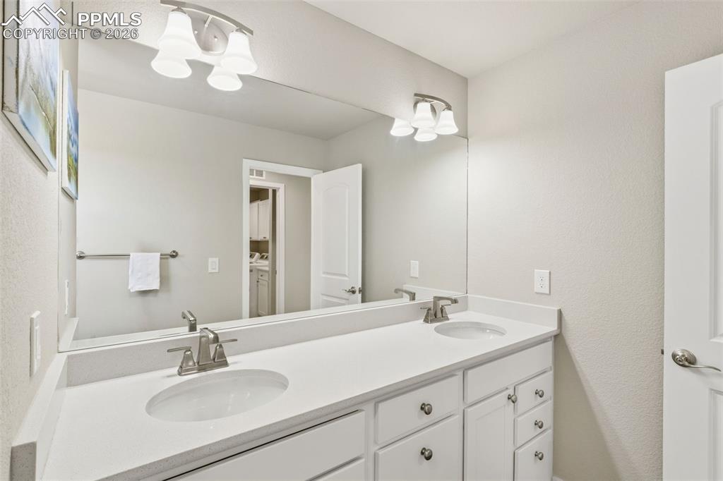 Image 24 of 30: Bathroom