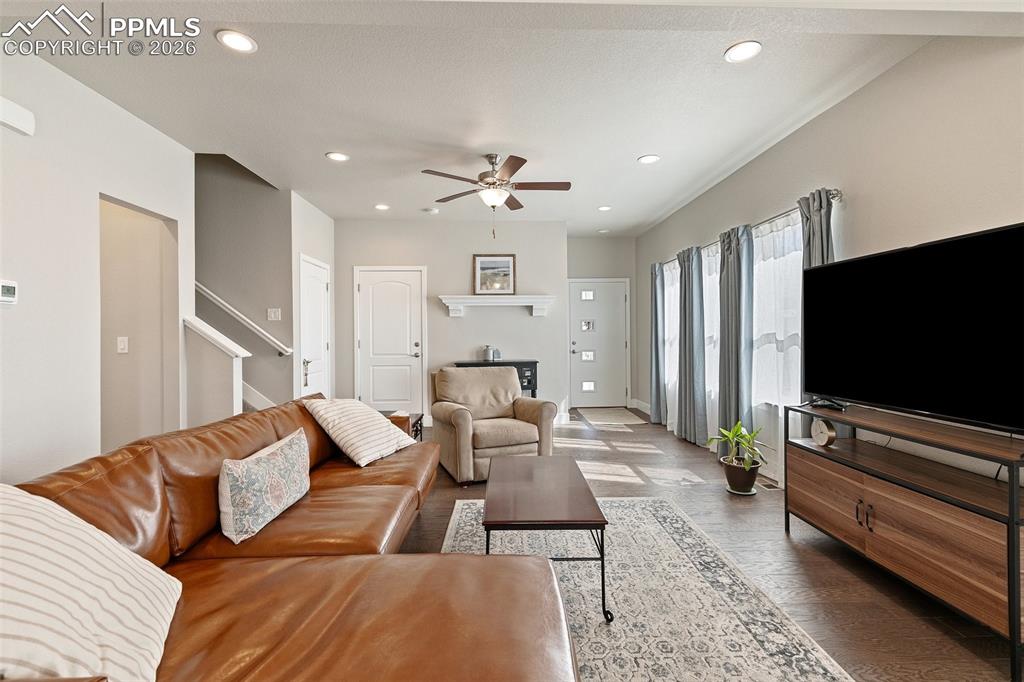 Image 7 of 30: Living Room