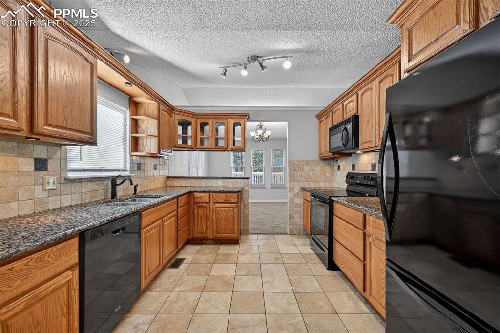 Image 11 of 38: Kitchen