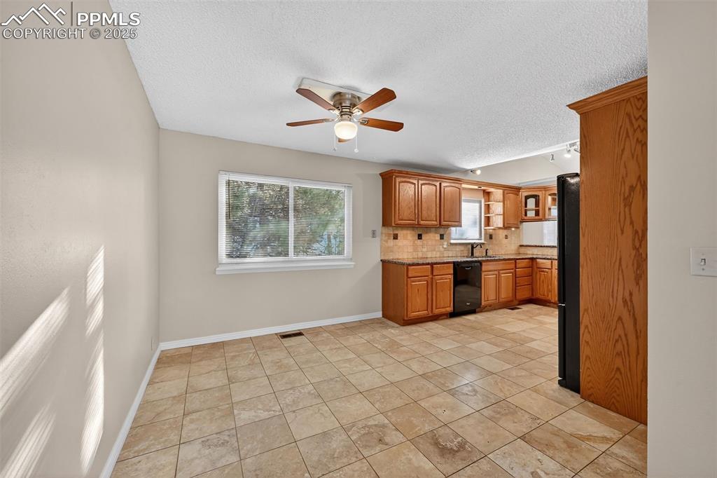 Image 14 of 38: Kitchen