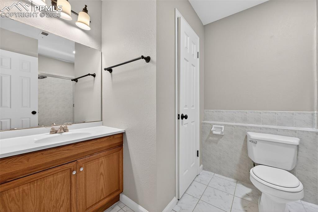 Image 29 of 38: Bathroom