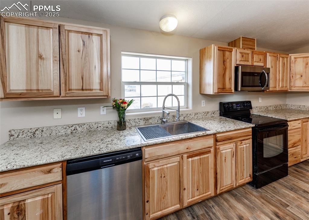 Image 14 of 50: Kitchen