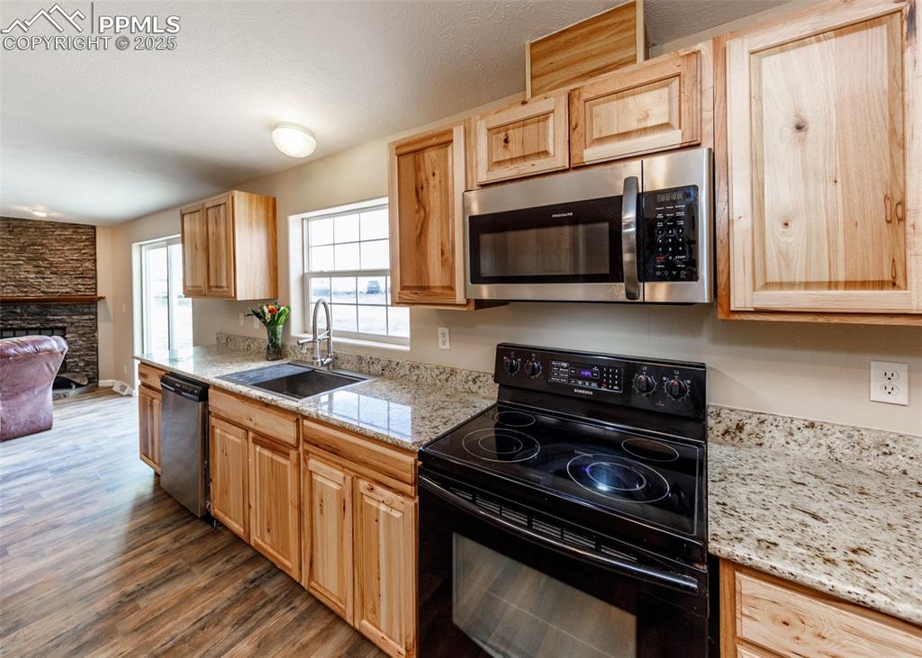 Image 15 of 50: Kitchen