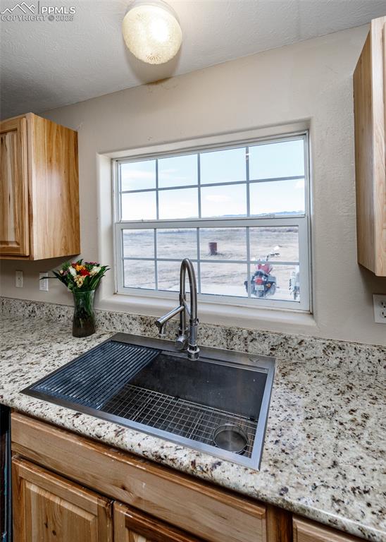 Image 16 of 50: Kitchen