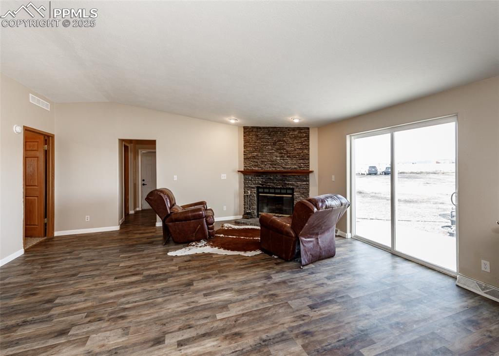 Image 19 of 50: Living Room