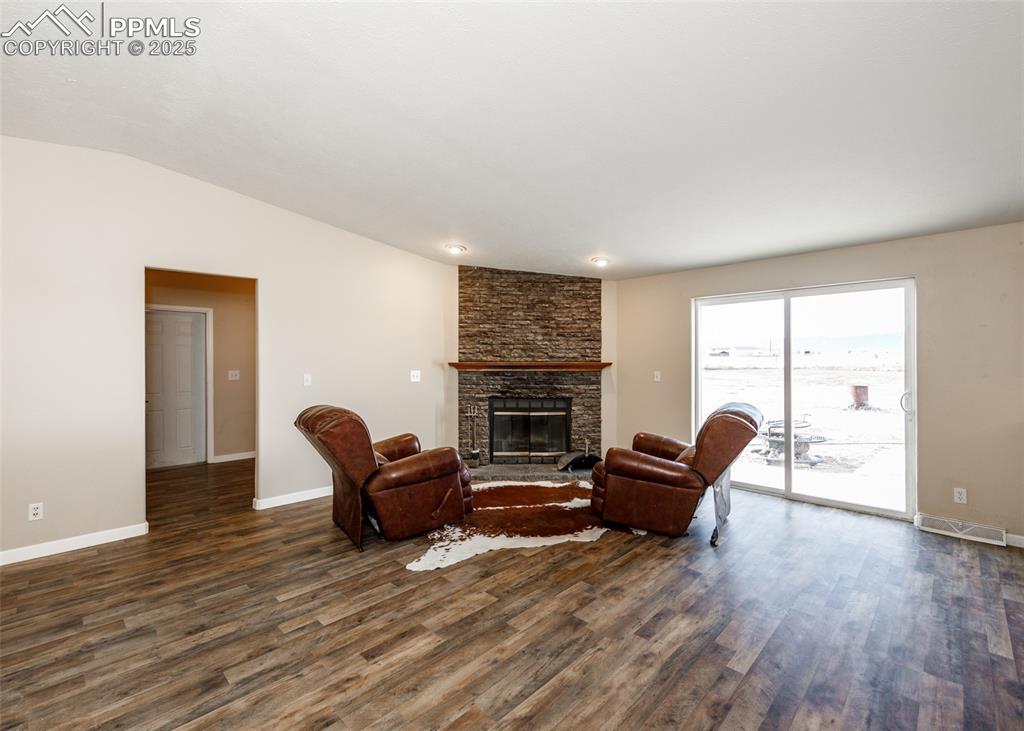 Image 20 of 50: Living Room