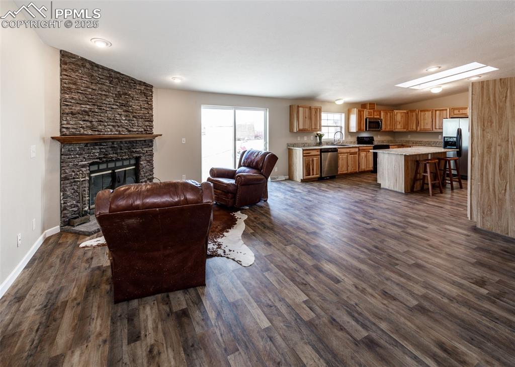 Image 22 of 50: Living Room