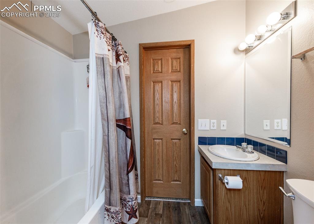 Image 32 of 50: Bathroom