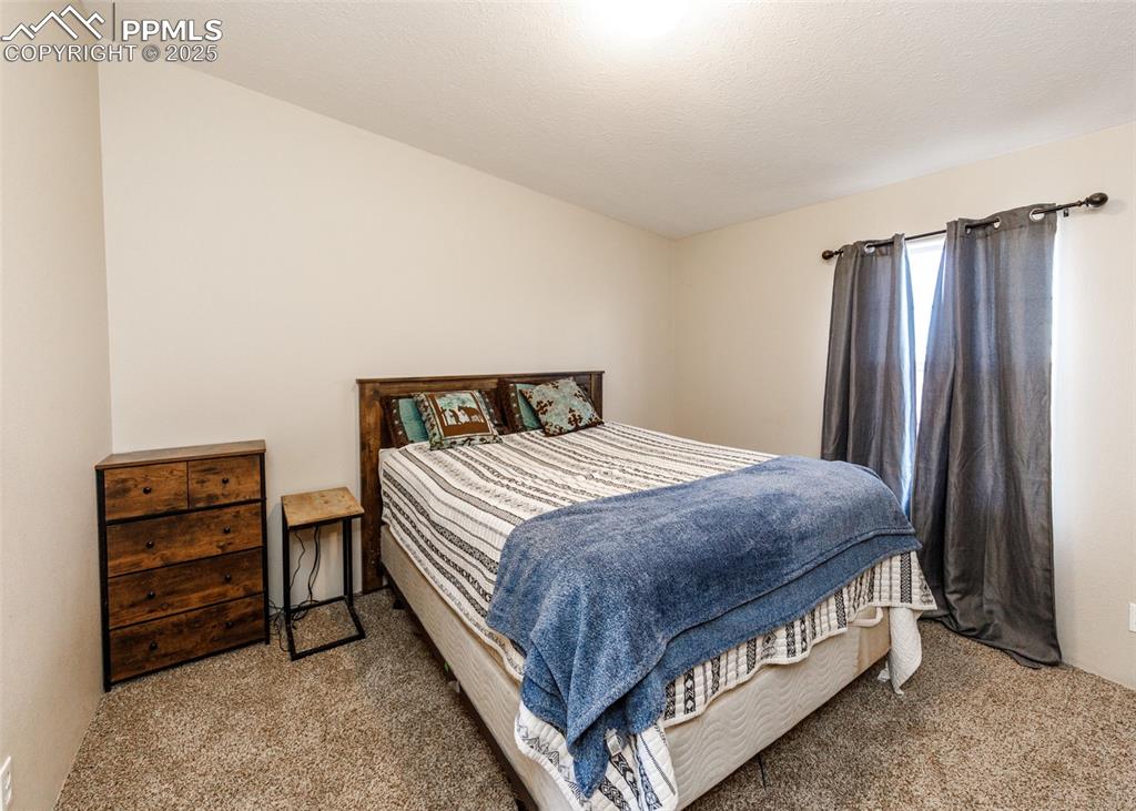 Image 33 of 50: Bedroom