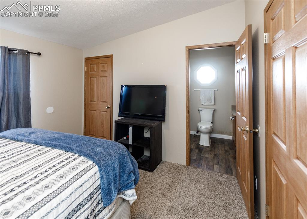 Image 34 of 50: Bedroom