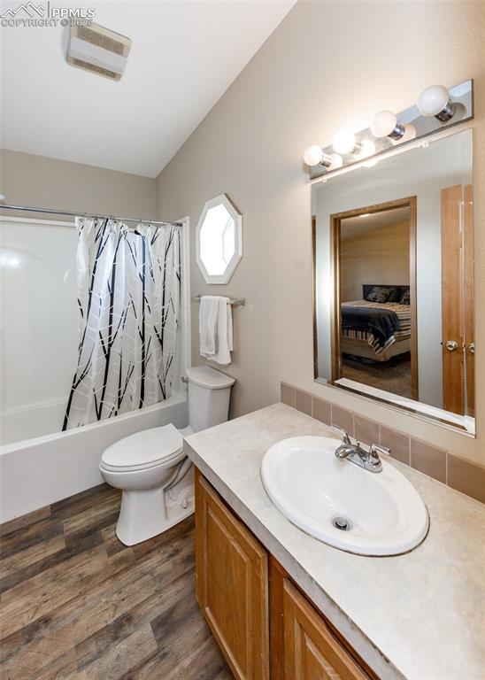 Image 35 of 50: Bathroom