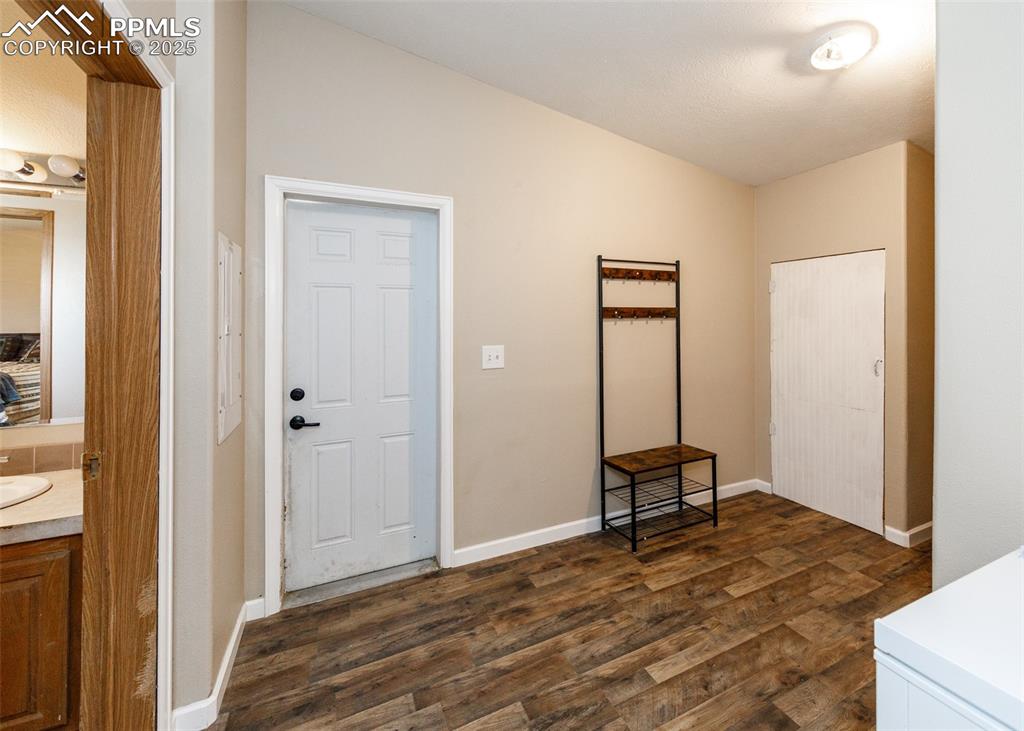 Image 36 of 50: Laundry