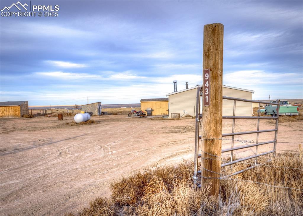 Image 42 of 50: Yard