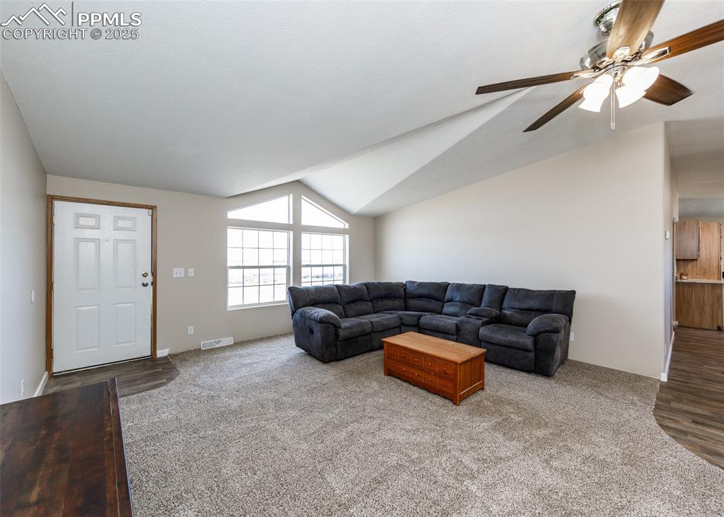 Image 5 of 50: Living Room