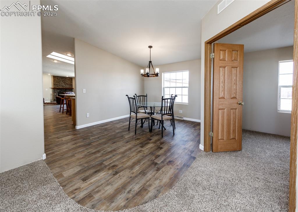 Image 7 of 50: Dining Area