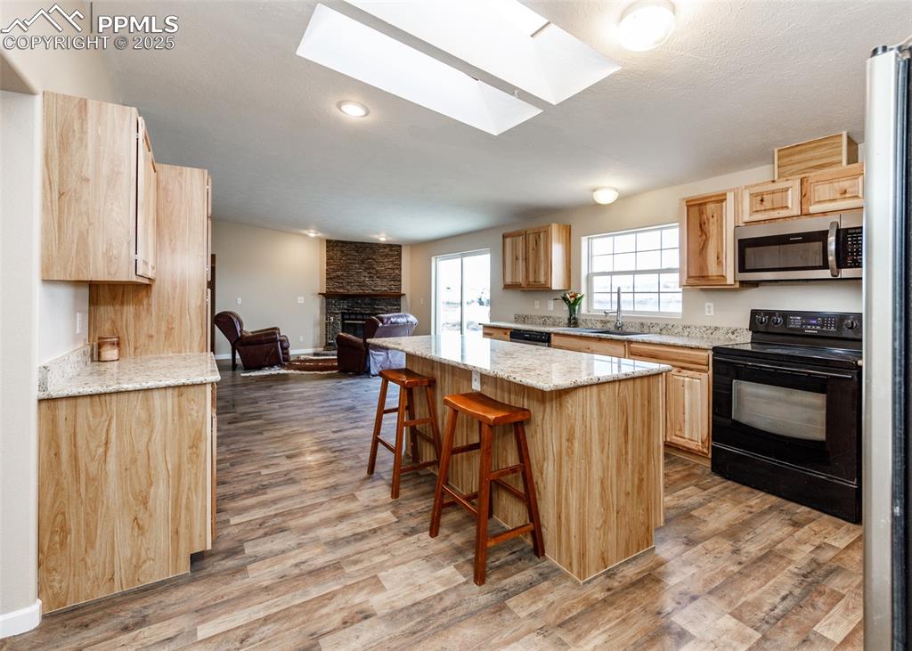 Image 9 of 50: Kitchen