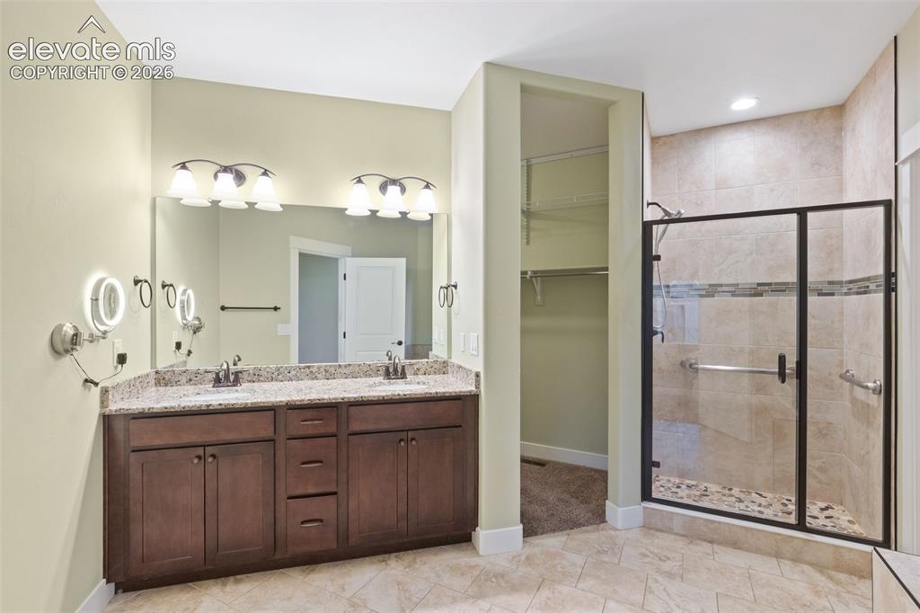 Image 14 of 50: Bathroom