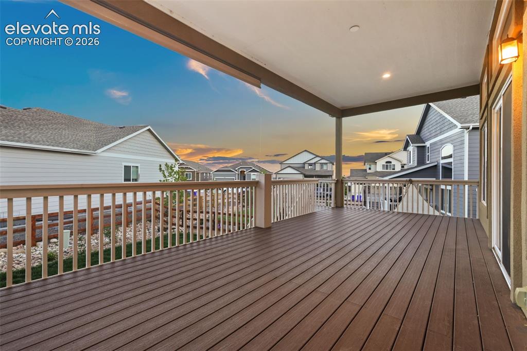 Image 40 of 50: Deck
