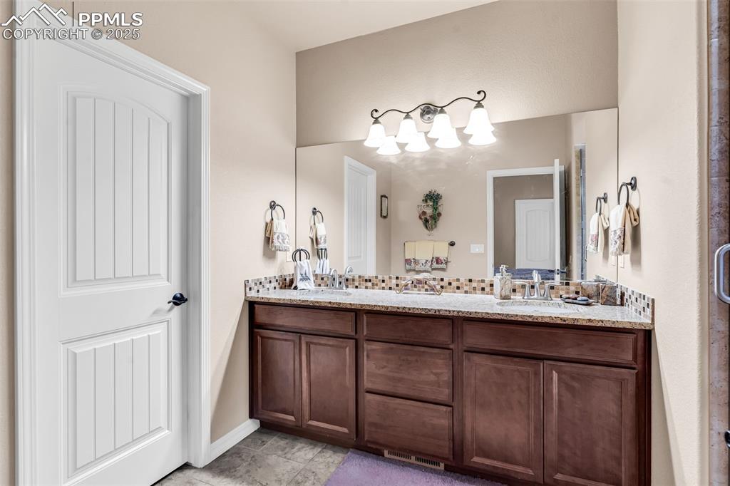 Image 15 of 32: Bathroom