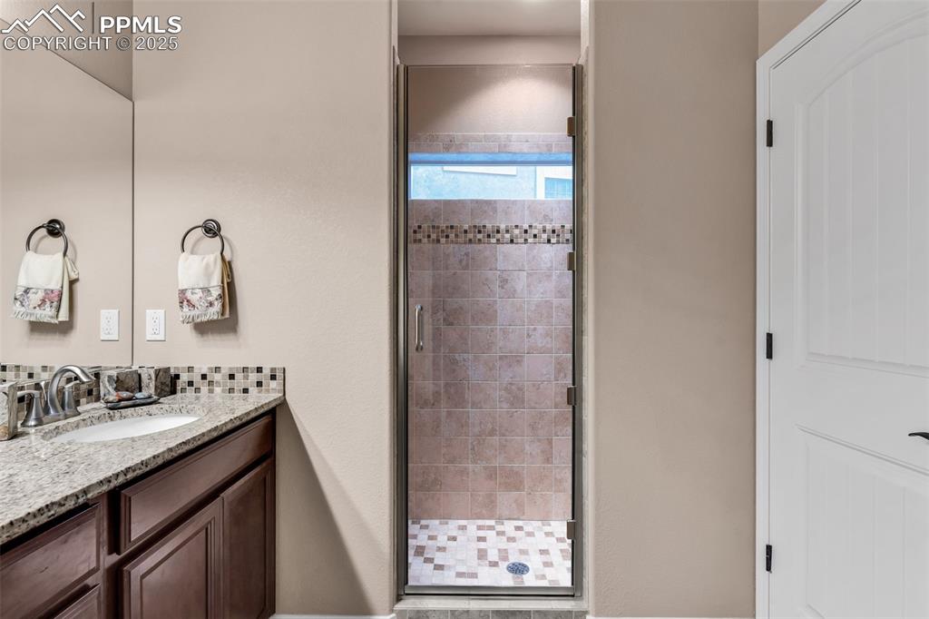 Image 16 of 32: Bathroom