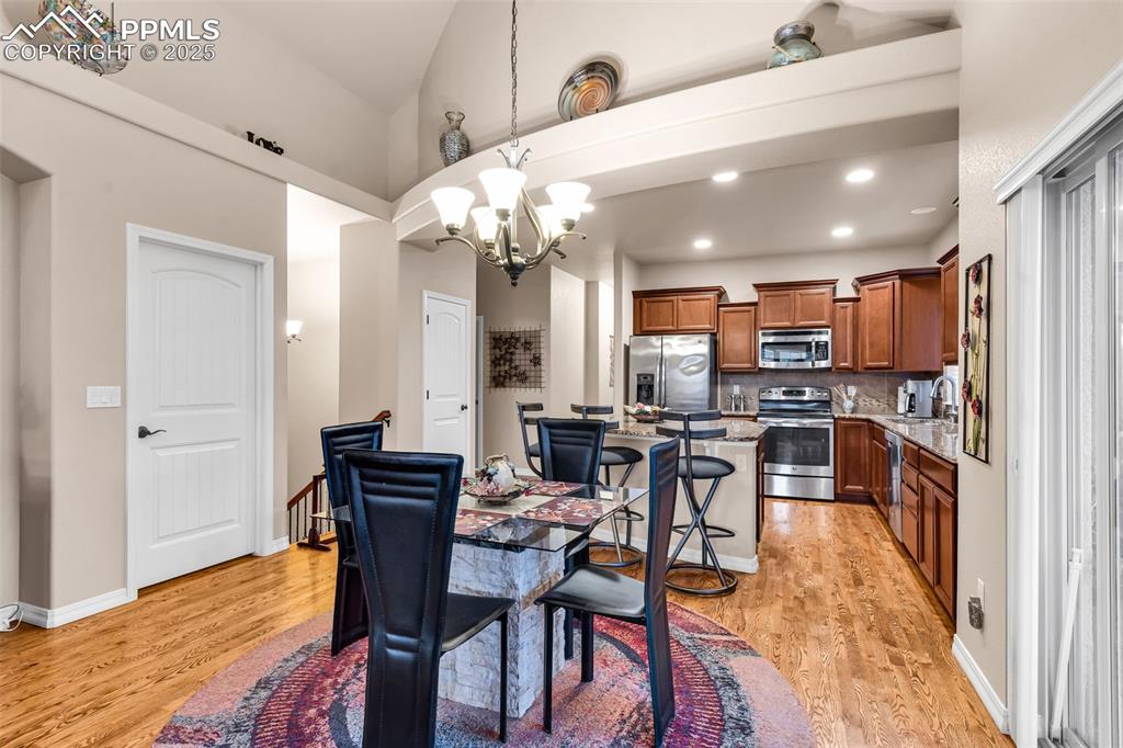 Image 18 of 32: Dining Area