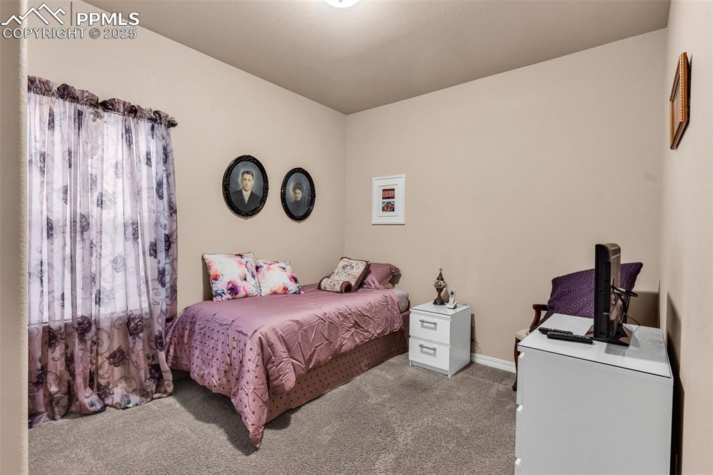 Image 19 of 32: Bedroom