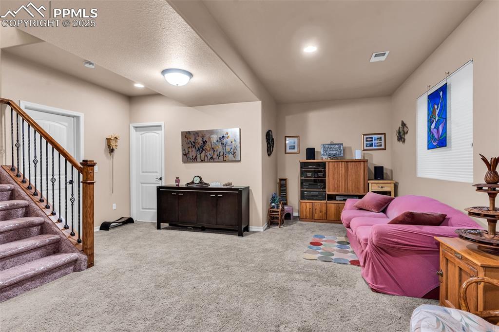 Image 22 of 32: Living Room