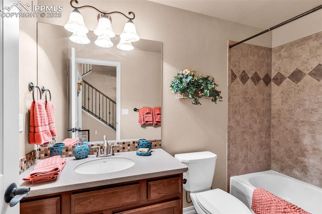 Image 26 of 32: Bathroom